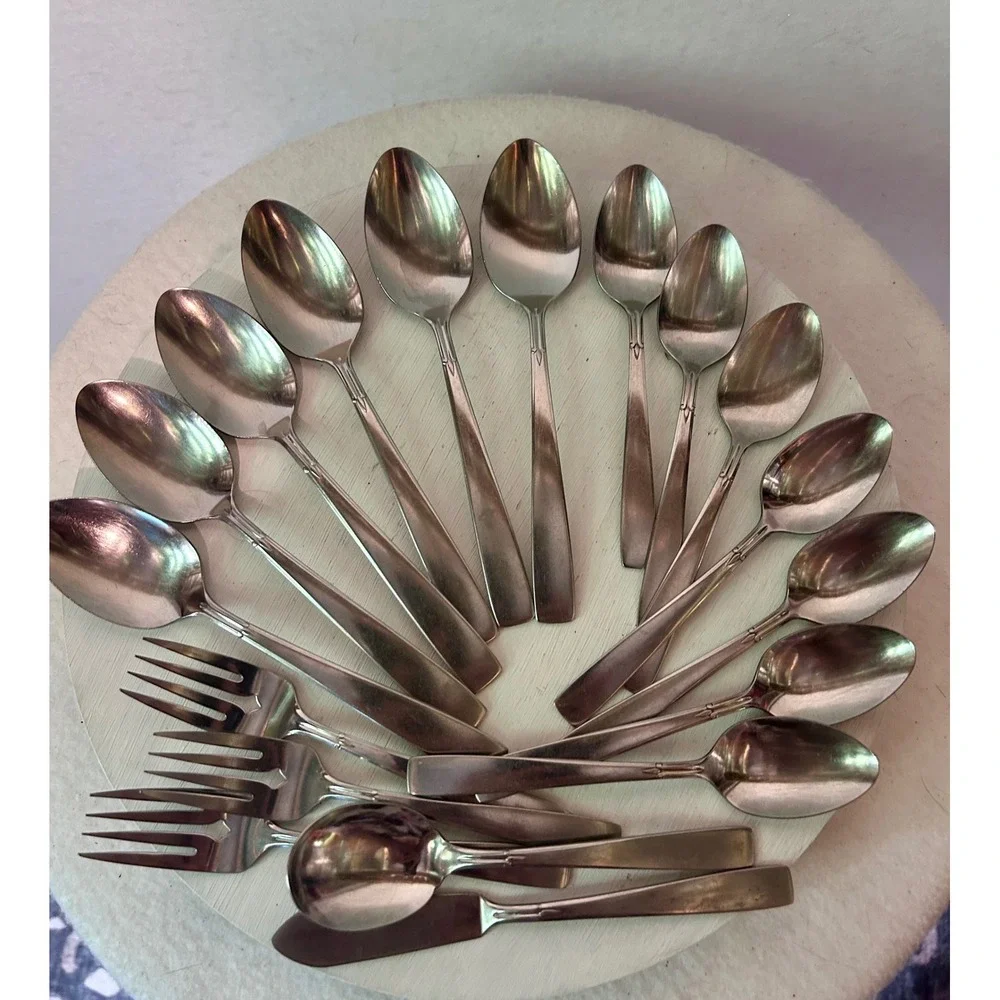 Oneidacraft Deluxe Stainless Lasting Rose Flatware Set 15 Pieces Spoons Forks